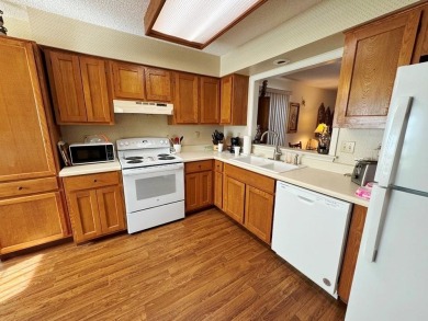Well cared for, move-in condition, ONE LEVEL 2 bed 1 1/2 bath on Cherokee Village North Course in Arkansas - for sale on GolfHomes.com, golf home, golf lot