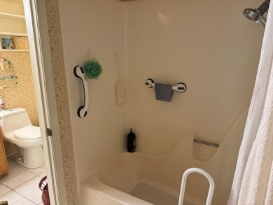 Well cared for, move-in condition, ONE LEVEL 2 bed 1 1/2 bath on Cherokee Village North Course in Arkansas - for sale on GolfHomes.com, golf home, golf lot