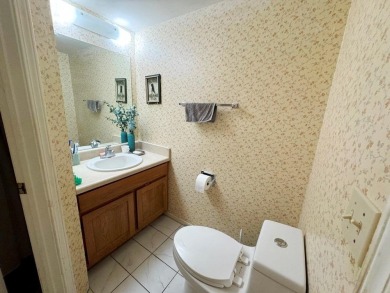 Well cared for, move-in condition, ONE LEVEL 2 bed 1 1/2 bath on Cherokee Village North Course in Arkansas - for sale on GolfHomes.com, golf home, golf lot