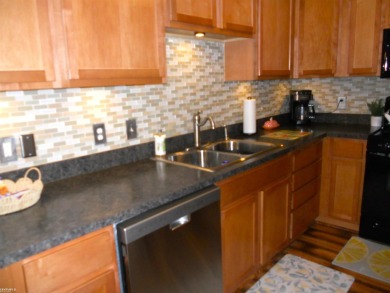 BEAUTIFULLY UPGRADED, SPOTLESS TOWNHOUSE CONDO IN CENTRAL SHELBY on Cherry Creek Golf Club in Michigan - for sale on GolfHomes.com, golf home, golf lot