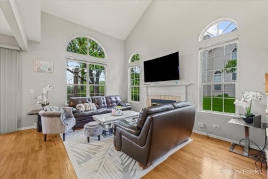 Charming End-Unit Townhome a well-designed 2-bedroom, 2 on Glendale Lakes Golf Club in Illinois - for sale on GolfHomes.com, golf home, golf lot