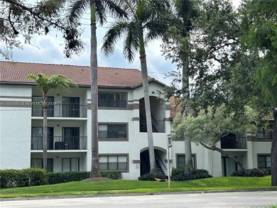 Excellent opportunity for an investor: unit rented at $ 1800.00 on Orangebrook Golf and Country Club in Florida - for sale on GolfHomes.com, golf home, golf lot