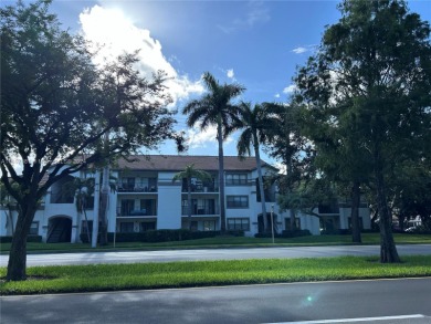 Excellent opportunity for an investor: unit rented at $ 1800.00 on Orangebrook Golf and Country Club in Florida - for sale on GolfHomes.com, golf home, golf lot