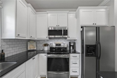 Come see this 2 bedroom beauty on a level lot! Convenient to on Bella Vista Country Club - Highlands in Arkansas - for sale on GolfHomes.com, golf home, golf lot