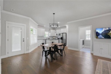 Come see this 2 bedroom beauty on a level lot! Convenient to on Bella Vista Country Club - Highlands in Arkansas - for sale on GolfHomes.com, golf home, golf lot