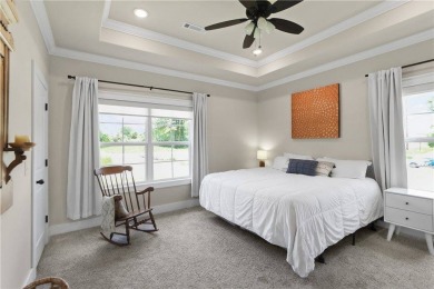 Come see this 2 bedroom beauty on a level lot! Convenient to on Bella Vista Country Club - Highlands in Arkansas - for sale on GolfHomes.com, golf home, golf lot