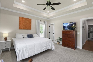 Come see this 2 bedroom beauty on a level lot! Convenient to on Bella Vista Country Club - Highlands in Arkansas - for sale on GolfHomes.com, golf home, golf lot