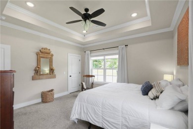 Come see this 2 bedroom beauty on a level lot! Convenient to on Bella Vista Country Club - Highlands in Arkansas - for sale on GolfHomes.com, golf home, golf lot