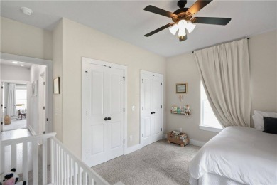 Come see this 2 bedroom beauty on a level lot! Convenient to on Bella Vista Country Club - Highlands in Arkansas - for sale on GolfHomes.com, golf home, golf lot