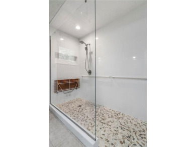 Custom 2 bed, 2.5 bath home with all main living on one level on Bella Vista Country Club - Berksdale in Arkansas - for sale on GolfHomes.com, golf home, golf lot