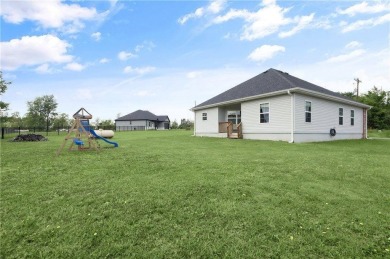 Come see this 2 bedroom beauty on a level lot! Convenient to on Bella Vista Country Club - Highlands in Arkansas - for sale on GolfHomes.com, golf home, golf lot