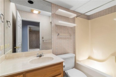 Custom 2 bed, 2.5 bath home with all main living on one level on Bella Vista Country Club - Berksdale in Arkansas - for sale on GolfHomes.com, golf home, golf lot