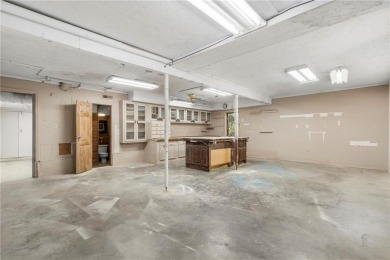 Custom 2 bed, 2.5 bath home with all main living on one level on Bella Vista Country Club - Berksdale in Arkansas - for sale on GolfHomes.com, golf home, golf lot