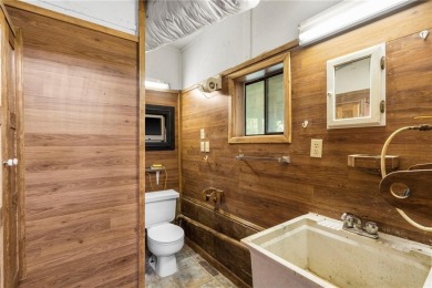 Custom 2 bed, 2.5 bath home with all main living on one level on Bella Vista Country Club - Berksdale in Arkansas - for sale on GolfHomes.com, golf home, golf lot