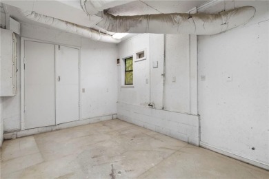 Custom 2 bed, 2.5 bath home with all main living on one level on Bella Vista Country Club - Berksdale in Arkansas - for sale on GolfHomes.com, golf home, golf lot