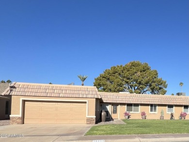 Beautiful 3 bedroom Gemini/Twin home situated on the 17th hole on Sun City Lakes West and East in Arizona - for sale on GolfHomes.com, golf home, golf lot