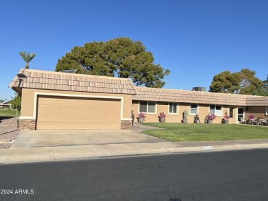 Beautiful 3 bedroom Gemini/Twin home situated on the 17th hole on Sun City Lakes West and East in Arizona - for sale on GolfHomes.com, golf home, golf lot