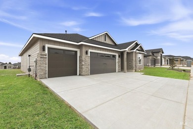 Thoughtfully designed single-level floor plan offers 3 bedrooms on Hunters Point Golf Club in Idaho - for sale on GolfHomes.com, golf home, golf lot