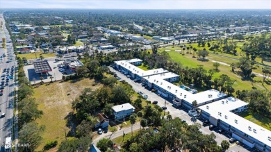 This beautifully remodeled 2-bedroom, 2-bathroom condo is on Daytona Beach Golf Club in Florida - for sale on GolfHomes.com, golf home, golf lot