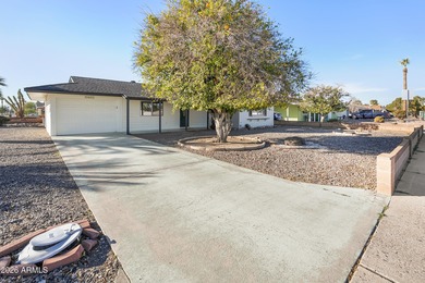 Looking for a HUGE lot? Welcome to this upgraded 2-bedroom on Sun City Lakes West and East in Arizona - for sale on GolfHomes.com, golf home, golf lot