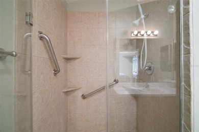 WOW! ONE-OWNER 2 bedroom, 2 bath Courtyard Villa! MOVE-IN READY on The Links of Spruce Creek in Florida - for sale on GolfHomes.com, golf home, golf lot