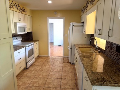 ESTATE SALE and priced to move!!!  Village Green Golf Club on Village Green Golf Club of Sarasota in Florida - for sale on GolfHomes.com, golf home, golf lot