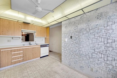 Deluxe Spacious Corner, Screened & Enclosed Balcony with Lake & on Wynmoor Golf Course in Florida - for sale on GolfHomes.com, golf home, golf lot