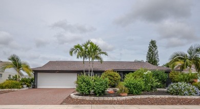 This charming 2 bedroom, 2 bathroom tropical oasis surrounded by on North Lakes Golf Course in Florida - for sale on GolfHomes.com, golf home, golf lot
