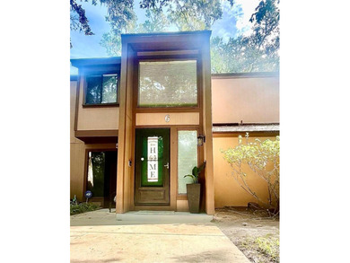 Swing into your updated style sanctuary at 6 Masters Court--a on Palm Harbor Golf Club in Florida - for sale on GolfHomes.com, golf home, golf lot