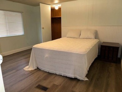 Amazing 3 bedroom, 2 full-bath double-wide could be yours in on Wedgewood Golf Club in Florida - for sale on GolfHomes.com, golf home, golf lot