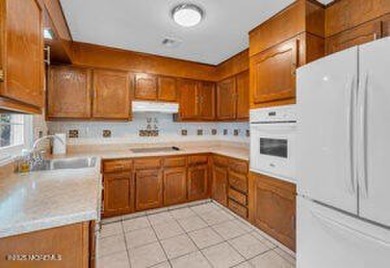 Move-in ready. This well maintained end-unit is sure to please on Leisure Village East in New Jersey - for sale on GolfHomes.com, golf home, golf lot