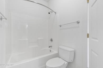 This 3 BR, 2.5 bathroom Osprey Ridge end unit condo in the on Sea Trail Golf Resort in North Carolina - for sale on GolfHomes.com, golf home, golf lot