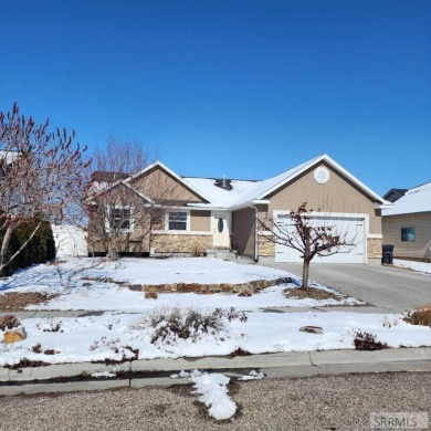 Located in the desirable Fairway Estates neighborhood, this on Sage Lakes Municipal Golf Course in Idaho - for sale on GolfHomes.com, golf home, golf lot