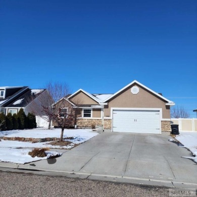 Located in the desirable Fairway Estates neighborhood, this on Sage Lakes Municipal Golf Course in Idaho - for sale on GolfHomes.com, golf home, golf lot