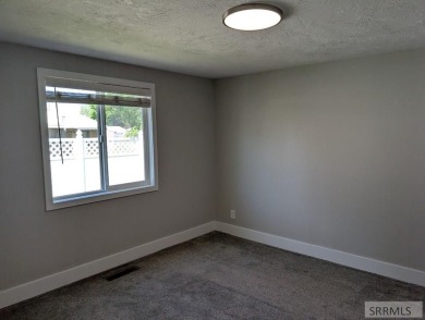 Step into this beautifully updated 3-bedroom, 2-bathroom home on Pinecrest Golf Club in Idaho - for sale on GolfHomes.com, golf home, golf lot