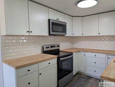 Step into this beautifully updated 3-bedroom, 2-bathroom home on Pinecrest Golf Club in Idaho - for sale on GolfHomes.com, golf home, golf lot