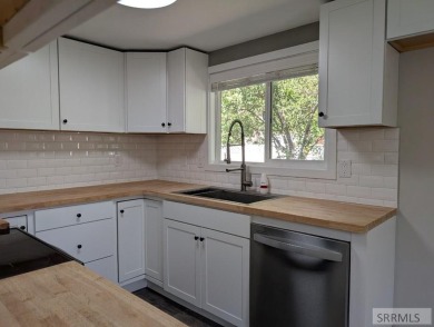 Step into this beautifully updated 3-bedroom, 2-bathroom home on Pinecrest Golf Club in Idaho - for sale on GolfHomes.com, golf home, golf lot