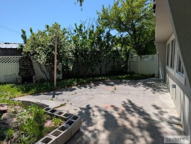 Step into this beautifully updated 3-bedroom, 2-bathroom home on Pinecrest Golf Club in Idaho - for sale on GolfHomes.com, golf home, golf lot