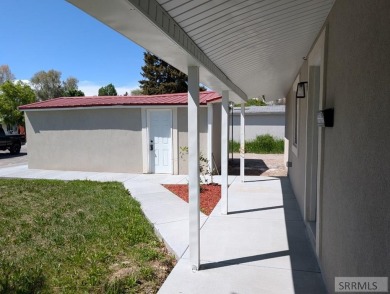 Step into this beautifully updated 3-bedroom, 2-bathroom home on Pinecrest Golf Club in Idaho - for sale on GolfHomes.com, golf home, golf lot