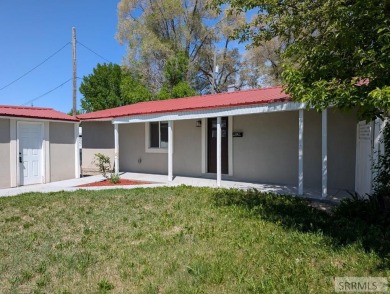 Step into this beautifully updated 3-bedroom, 2-bathroom home on Pinecrest Golf Club in Idaho - for sale on GolfHomes.com, golf home, golf lot