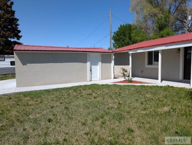 Step into this beautifully updated 3-bedroom, 2-bathroom home on Pinecrest Golf Club in Idaho - for sale on GolfHomes.com, golf home, golf lot