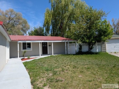 Step into this beautifully updated 3-bedroom, 2-bathroom home on Pinecrest Golf Club in Idaho - for sale on GolfHomes.com, golf home, golf lot