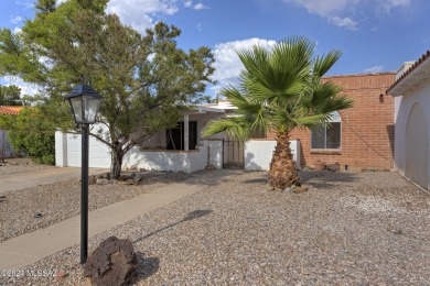 NIce location, all tile floors, no popcorn ceilings. front on Country Club of Green Valley in Arizona - for sale on GolfHomes.com, golf home, golf lot