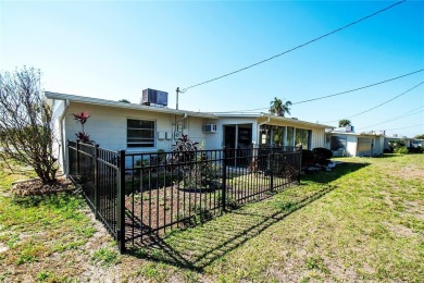 Beautifully remodeled home in Sun City Center! This 2-bedroom on North Lakes Golf Course in Florida - for sale on GolfHomes.com, golf home, golf lot