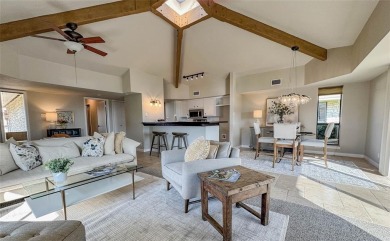 Gorgeous 2 bedroom 2 bath HORSESHOE BAY TOWNHOME - has been on Apple Rock Golf Course - Horseshoe Bay in Texas - for sale on GolfHomes.com, golf home, golf lot