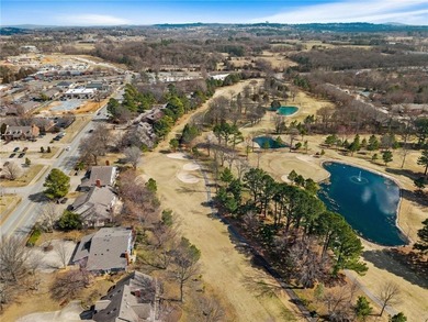 This beautifully updated townhouse overlooking Paradise Valley on Paradise Valley Athletic Club in Arkansas - for sale on GolfHomes.com, golf home, golf lot