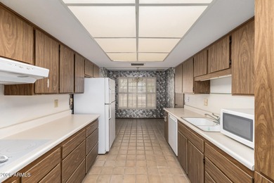 Located right on the golf course, this great 3-bedroom, 2 bath on Sun City-Willow Creek / Willow Brook  in Arizona - for sale on GolfHomes.com, golf home, golf lot