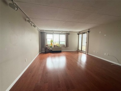 Greencroft Condominium is a prestigious residence in New on Pelham Country Club in New York - for sale on GolfHomes.com, golf home, golf lot