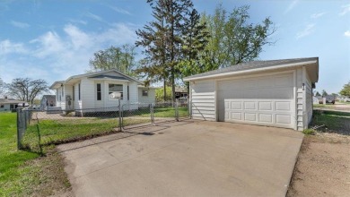 Welcome to this charming rambler that overlooks Sauk Lake and is on Sauk Centre Country Club in Minnesota - for sale on GolfHomes.com, golf home, golf lot