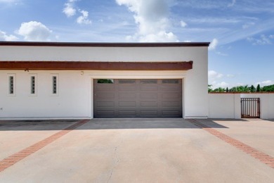 EXPECT TO BE IMPRESSED! GRAND ENTRY! AMAZING LIVING ROOM on Green Tree Country Club in Texas - for sale on GolfHomes.com, golf home, golf lot